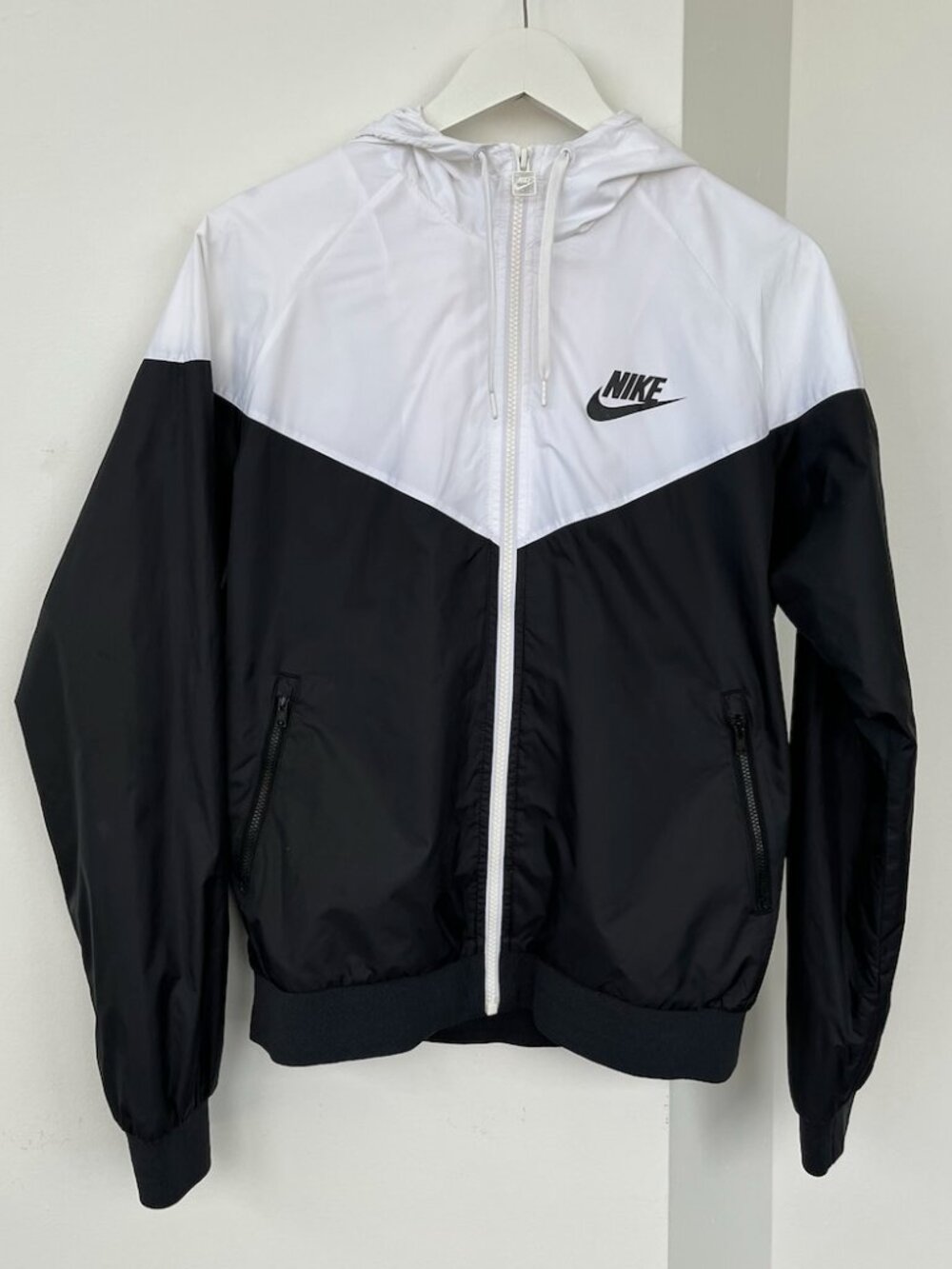 Nike Black & White Hooded Running Windbreaker Jacket Size L